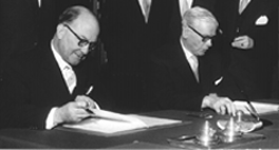 Foto der Unterzeichnung des Staatsvertrags zur Grndung des DESY
